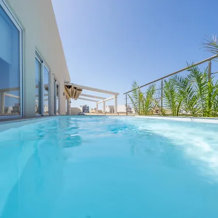 Designer Luxury Penthouse With Private Pool & Bbq דירה