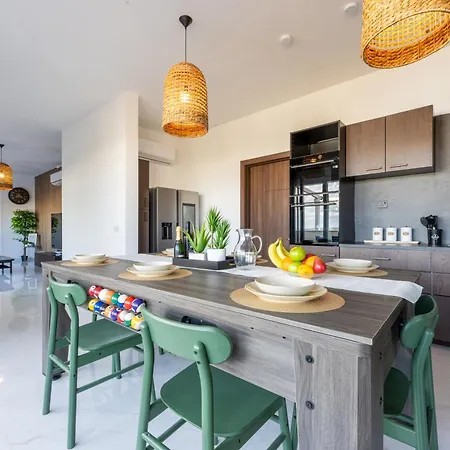 Designer Luxury Penthouse With Private Pool & Bbq דירה *