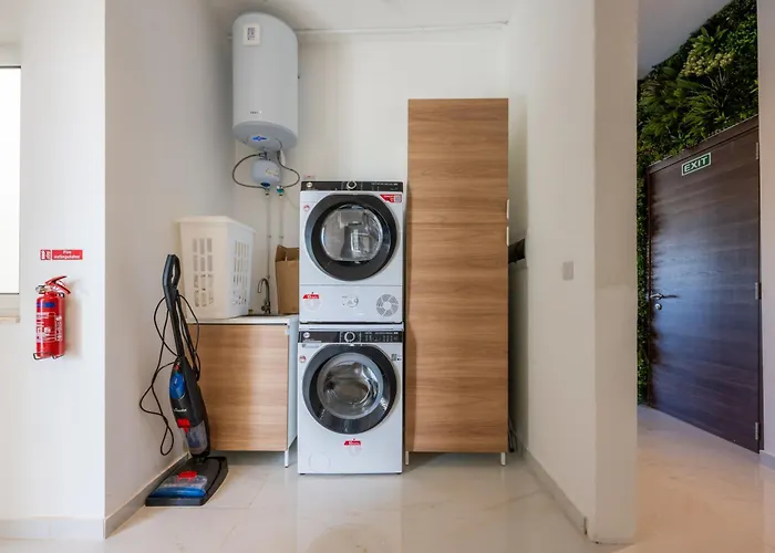 Apartment Designer Luxury Penthouse With Private Pool & Bbq *